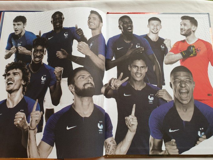 Panini Family au plus près des bleu 2020 set complet